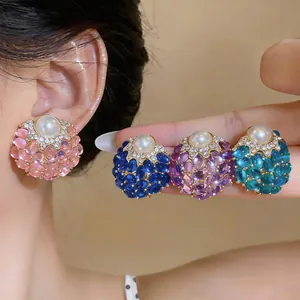 Dettaglio macro degli orecchini vintage stile palazzo con perle e cristalli in quattro colori