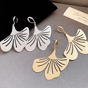 Elegant vintage metallic ginkgo leaf dangle earrings in gold and silver matte finishes