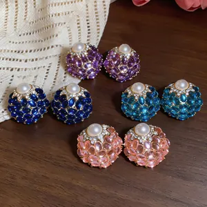 Orecchini a perno vintage in stile palazzo con pietre preziose e strass