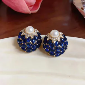 Orecchini vintage in stile palazzo con pietre blu cabochon e centro di perle