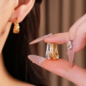 Orecchini a cerchio a forma di U testurizzati placcati in oro 18 carati dallo stile minimalista