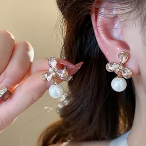 Pendientes de Botón de Perla Artificial y Circonia con Poste de Plata Chapado en Oro de 18K para Mujer Joyería Elegante