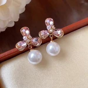 Pendientes de flores bañados en oro de 18k con circón rosa y perlas blancas