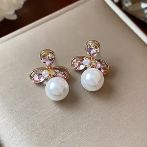 Elegantes pendientes de flores en oro de 18k con circonitas rosas y perlas blancas