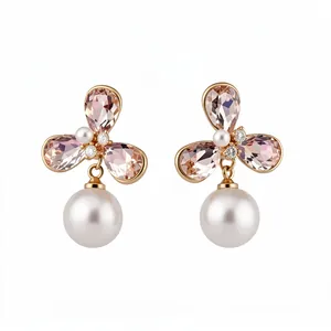 Elegantes pendientes de flor bañados en oro de 18k con cristales rosas y perlas