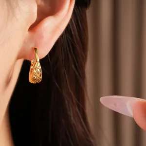 Vista dettagliata di orecchini a cerchio a U placcati in oro 18K con trama stropicciata
