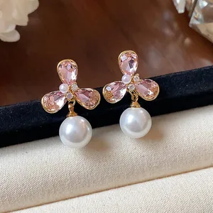 Elegantes pendientes de flores de circón rosa con perlas blancas y chapado en oro de 18 quilates