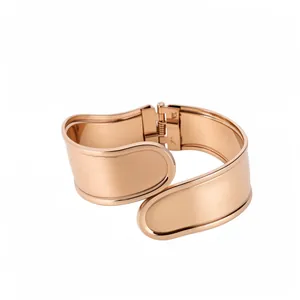 Large bracelet manchette géométrique irrégulier en or rose avec une finition polie