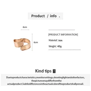 Vue détaillée d'un bracelet jonc géométrique irrégulier en métal avec dimensions de 6 cm