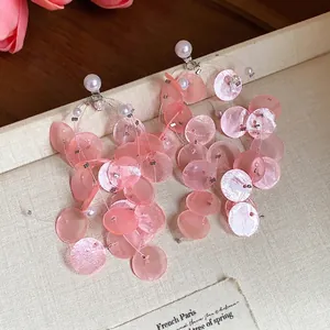 Elegantes pendientes de borla de concha rosa con perlas y pines de plata para vacaciones.