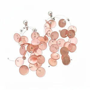 Elegantes pendientes de borla de concha rosa con perlas y pasadores de plata estilo resort.