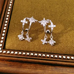 Eleganti orecchini in argento S925 a doppia fascia a C con motivi a croce e stella in CZ.