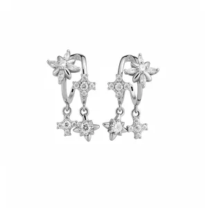 Orecchini a cerchio a C in argento con stelle e croci in zircone cubico