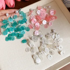 Pendientes elegantes de borla con discos de concha y perlas en azul, rosa y blanco
