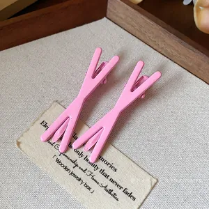 Set of minimalist matte pink duckbill hair clips for women in Korean dopamine style accessories