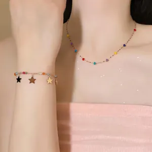 Primo piano di un set di gioielli in acciaio con perline colorate e stelle su una modella
