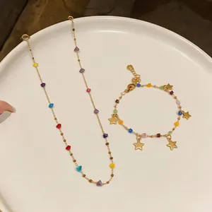 Dettaglio di set in acciaio stile vacanza con perline colorate e stelle
