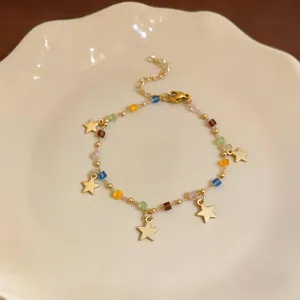 Primo piano di un bracciale in acciaio inossidabile stile vacanza con perline e stelle