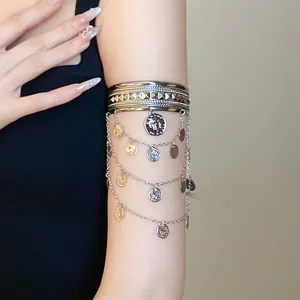 Detailansicht der böhmischen Armspange aus Silbermetall mit Münzanhängern und Quasten