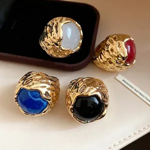 Verstelbare ring in vintage paleisstijl met kleurrijke harsstenen en gouden textuur