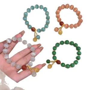 Bracelets rétro en perles d'œil-de-chat avec breloques de différentes couleurs.
