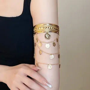 Detailansicht einer goldenen Metall-Armspange mit böhmischen Münzquasten am Modell