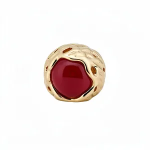 Vintage goudkleurige ring in hofstijl met een grote rode koepelvormige harsinleg