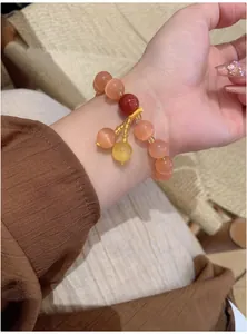 Vue détaillée d'un nouveau bracelet chinois en perles d'œil de chat avec pendentifs