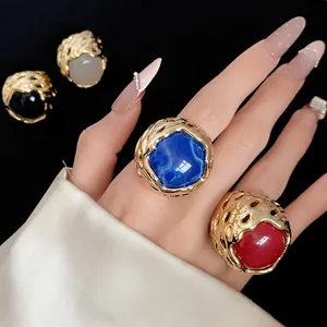 Detailopname van vintage stijl hars ringen in goudkleurige getextureerde metalen