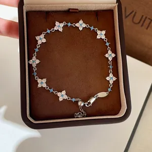 Bracciale a fiori in zircone argento presentato in una lussuosa confezione regalo marrone