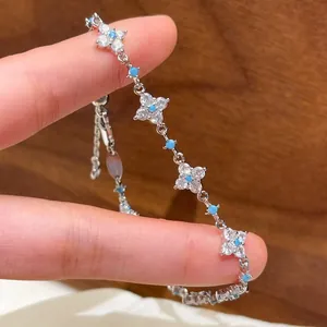 Elegante bracciale minimalista a fiori in zircone con accenti turchesi e catena regolabile