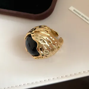 Detailopname van vintage gouden ring met grote zwarte harssteen detail