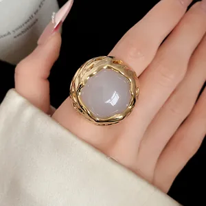 Detailopname van een vintage harsring met een gehamerde gouden randafwerking