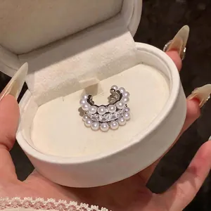 Elegante polsino da orecchio con perle e zirconi in confezione regalo bianca