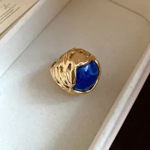 Elegante vintage gouden ring met een diepblauwe harssteen, gedetailleerde weergave
