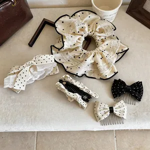 Eleganti fermagli per capelli a pois e set di elastici per donna