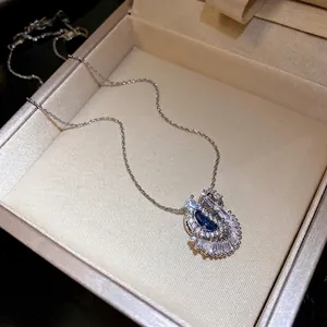 Élégant collier pendentif cygne en argent avec zircons bleus et cristaux étincelants