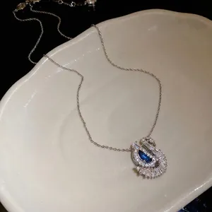 Collier avec pendentif cygne élégant en zircons bleus et blancs scintillants sur chaîne