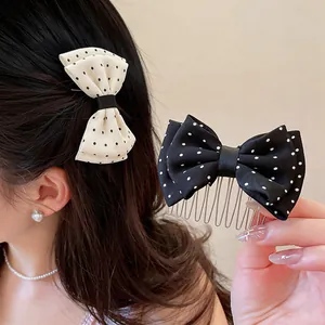Vista dettagliata di eleganti fermagli per capelli a fiocco a pois indossati e tenuti