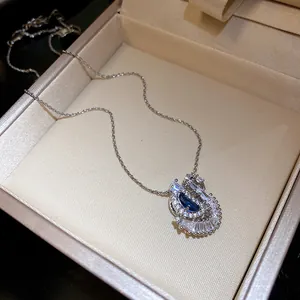 Vue détaillée d'un collier pendentif cygne de luxe avec zircons dans un coffret