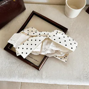 Elegante fermaglio per capelli a fiocco a pois crema con volant in pizzo bianco fine