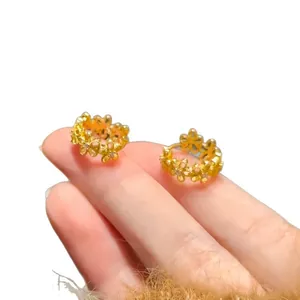 Elegante goldene Spitzenblumen-Ohrringe mit filigranem floralem Ausschnittdesign für Damen