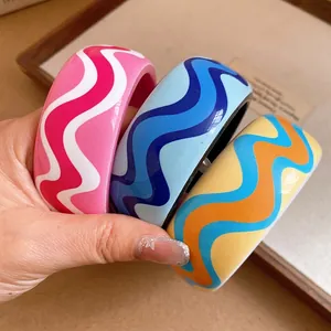 Bracelets en résine à motifs de vagues en couleurs vives dans un style rétro chic