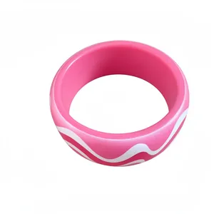 Bracelet jonc en résine rose vif avec motif de vagues blanches pour un look rétro chic
