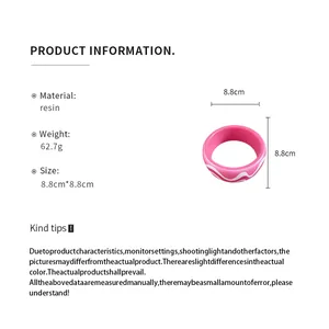 Vue détaillée d'un bracelet en résine rose avec motif de vagues blanches et dimensions