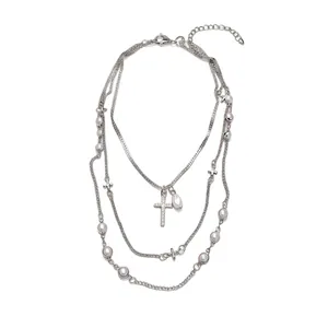Elegante collana multistrato color argento con perle e ciondolo a croce di strass