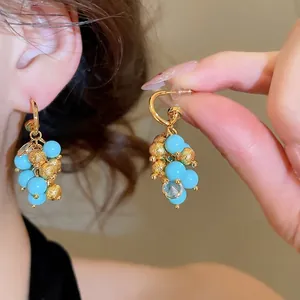 Elegante 18k vergoldete Traubenohrringe mit türkisen Harzperlen und funkelnden Zirkonien