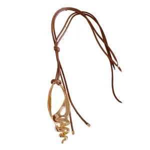 Collana con ciondolo a conchiglia vuota e cordino marrone regolabile da donna.