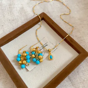 Nahaufnahme von 18k vergoldetem Türkisperlen Schmuckset mit Ohrringen und Halskette