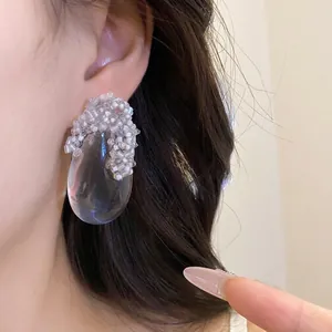 Eleganti orecchini a lobo in resina a goccia con dettagli di perline molto chic